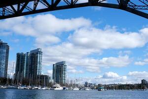 Brücke zu Greenville und Wasser Bus Vorbeigehen unter das Brücke Natur Kanada Vancouver Pazifik Ozean Seebrücke und Säulen auf das Seebrücke Granville Insel Wasserbus Wolkenkratzer im das Hintergrund foto