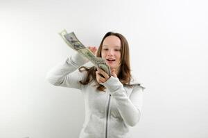 jung Frau hält aus von ihr Brieftasche Dollar Banknoten. Fokus auf Dollar. finanziell Thema. foto