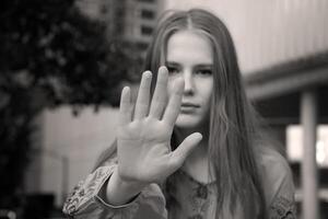 süß Mädchen zeigen Hand halt Zeichen isoliert auf Weiß Hintergrund, Kind Schutz.schwarz und Weiß. foto