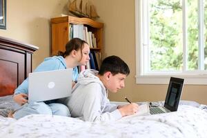 jung Paar Essen Nudel und mit Laptop im ihr Neu Haus foto