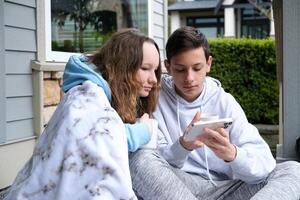 Schüler sind erkunden ein Geschäft wagen mit ein Sekretär zu Hilfe ihnen. planen und implementieren das Der Umsatz planen. zu leisten Das Ziel. und verwenden das Laptop kommunizieren mit Mitarbeiter um global. foto