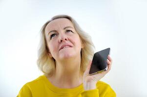 Träume warten Denken Planung Frau halten das Telefon angehoben ihr Augen oben beißen ihr Lippe denkt Was zu tun Nächster dem zu Anruf Wie zu lösen das Problem schön Hals foto