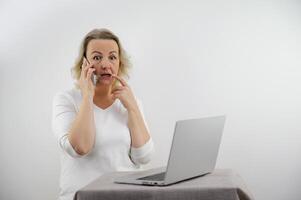 Frau Klatsch wann sie aussehen beim Laptop foto