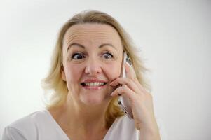 süß Frau überrascht durch Schlecht Nachrichten reden auf Telefon angehoben Schlecht Nachrichten verstehen Das jemand ist nehmen Vorteil von jeder andere nicht kennt Was zu sagen Verlegenheit Hilfe Anwalt Sozial Hilfe foto