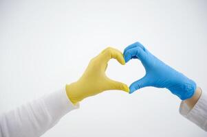 Liebe, Frieden. gemalt im Blau EU Flagge und Blau Gelb Farben von ukrainisch Flagge Hände berühren isoliert auf dunkel Hintergrund. Konzept von Hilfe, Unterstützung. Stand zum Ukraine. zeitgenössisch Kunst Collage foto