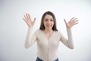 das Mädchen Verbreitung ihr zwei Palmen Finger oben angehoben ihr Hände auf ein Weiß Hintergrund 10 Show auf ihr Hände zwei öffnen Palmen Lächeln aussehen in das Rahmen Magie foto