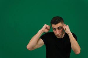 jung Boxer Mann isoliert Emotionen von ein gut aussehend Mann Kerl auf ein Grün Hintergrund Chromakey Nahansicht dunkel Haar jung Mann foto