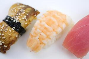 Sushi einstellen Sashimi und Sushi Rollen serviert auf Stein Schiefer foto