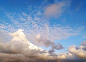 Sonne Rahmen Über Wolken im Himmel foto