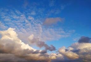 Sonne Rahmen Über Wolken im Himmel foto