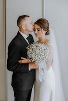 ein Braut und Bräutigam sind umarmen und küssen jeder andere foto