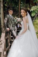 ein Braut und Bräutigam sind posieren zum ein Bild auf ein hölzern Treppe foto