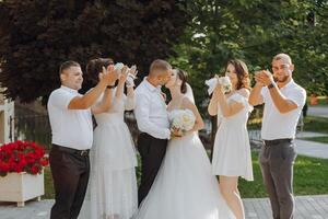ein Gruppe von Menschen sind posieren zum ein Bild, mit ein Braut und Bräutigam im das Center foto