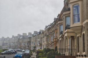 viktorianisch terrassiert Häuser auf ein nebelig Tag foto