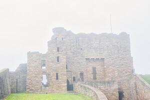 nebelig Aussicht von uralt Stein Schloss Ruine im Tynemouth Priorat und Schloss foto