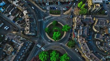 Antenne Aussicht von ein Kreisel mit Grün Bäume und Umgebung Gebäude im Harrogate, Norden Yorkshire foto