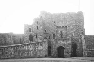 schwarz und Weiß Foto von ein alt Stein Schloss im Tynemouth Priorat und Schloss