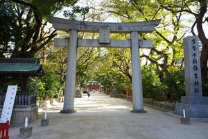 Fukuoka, Japan - - Dezember 7, 2023 - - torii Tor beim das Eingang beim sumiyoshi Schrein im fukuoka foto