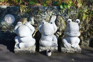 Stein Statuen von drei Affen zeigen anders posiert im nanzoin Tempel foto