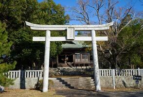 oita, Japan - - Dezember 4, 2023 - - Schrein im Vorderseite von das Eingang zu Kitsuki Schloss foto