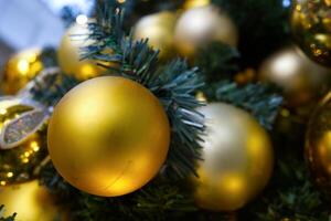 fröhlich Weihnachten und glücklich Neu Jahr schmücken das Weihnachten Baum mit Gold Farbe Bälle foto