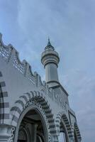 schön Weiß Moschee im Ungarn, Indonesien mit ein Blau Himmel Hintergrund foto