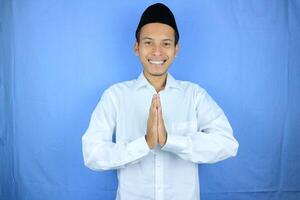 lächelnd Ausdruck asiatisch Muslim Mann Gruß Ramadan und eid al fitr Feier auf Weiß Hintergrund foto