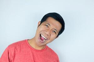 Kopf Schuss glücklich Gesichts- Ausdruck lächelnd asiatisch Mann suchen beim das Kamera, isoliert Weiß Hintergrund foto