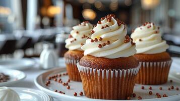 drei Cupcakes mit Weiß Glasur und braun Sträusel auf oben foto