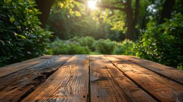 rustikal hölzern Tabelle mit festlich Garten Beleuchtung foto