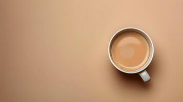 ein Tasse von Kaffee auf ein Tabelle foto