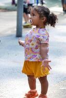 ein konzentriert schwarz Kleinkind ist suchen und Befragung etwas, Schnuller im Mund, gegen ein Park Hintergrund, Kinder Neugierde und Interesse im Dinge. foto
