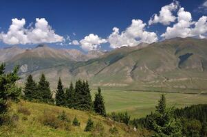 Abenteuer Reise zu Kirgisistan Berge. draussen Erkundung, Trekking Camping. Wandern Pfad, Senke Boden, Kies Weg. Einsamkeit, Erholung. Berg Tourismus, hoch aufragend Klippen, alpin Landschaft. foto