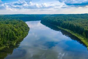 atemberaubend Landschaft Erfahrung das Schönheit von ein heiter Fluss, charmant Luft, und üppig Bäume im ein malerisch Rahmen Das fesselt das Seele und erfrischt das Geist foto