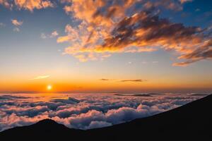 majestätisch Sonnenaufgang schön Wolken Über das Berge erstellen ein harmonisch Atmosphäre, Gemälde ein heiter und majestätisch Szene von natürlich Schönheit foto