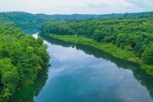 atemberaubend Landschaft Erfahrung das Schönheit von ein heiter Fluss, charmant Luft, und üppig Bäume im ein malerisch Rahmen Das fesselt das Seele und erfrischt das Geist foto