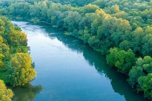 atemberaubend Landschaft Erfahrung das Schönheit von ein heiter Fluss, charmant Luft, und üppig Bäume im ein malerisch Rahmen Das fesselt das Seele und erfrischt das Geist foto