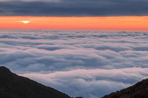 schön Wolken Über das Berge erstellen ein harmonisch Atmosphäre, Gemälde ein heiter und majestätisch Szene von natürlich Schönheit foto