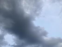 Gewitterwolken Vor Regen im das Dorf foto