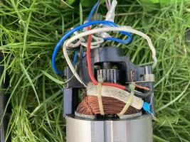 reparieren das Motor von ein Garten landwirtschaftlich Grubber foto