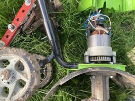 reparieren das Motor von ein Garten landwirtschaftlich Grubber foto