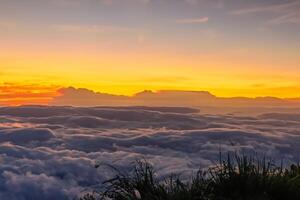 majestätisch Sonnenaufgang schön Wolken Über das Berge erstellen ein harmonisch Atmosphäre, Gemälde ein heiter und majestätisch Szene von natürlich Schönheit foto