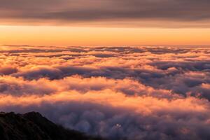 schön Wolken Über das Berge erstellen ein harmonisch Atmosphäre, Gemälde ein heiter und majestätisch Szene von natürlich Schönheit foto