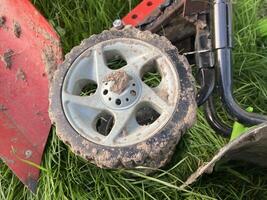 reparieren das Motor von ein Garten landwirtschaftlich Grubber foto