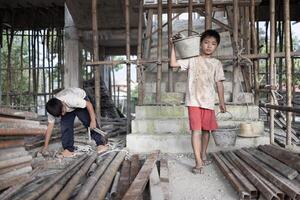 Kind Arbeit Konzept. Kinder Arbeiten beim Konstruktion Grundstück, Arm Kinder, Armut. foto