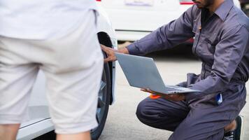 Techniker von Bedienung Center prüfen und helfen Kunden Autos Das sind haben Probleme während Reisen bauen Vertrauen im Kunden Wer wählen Kaufen Auto von Bedienung Center und erhalten Hilfe schnell foto