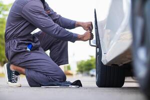 Techniker von Bedienung Center prüfen und helfen Kunden Autos Das sind haben Probleme während Reisen bauen Vertrauen im Kunden Wer wählen Kaufen Auto von Bedienung Center und erhalten Hilfe schnell foto