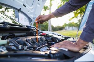 Auto Bedienung Center Mechanik sind Überprüfung Bedingung Auto und Motor machen sicher Sie sind bereit verwenden und im perfekt Bedingung gemäß Center Garantie. periodisch Fahrzeug Inspektionen zum Sicherheit im Fahren. foto