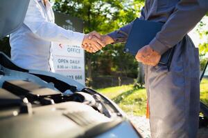 Techniker von Bedienung Center prüfen und helfen Kunden Autos Das sind haben Probleme während Reisen bauen Vertrauen im Kunden Wer wählen Kaufen Auto von Bedienung Center und erhalten Hilfe schnell foto