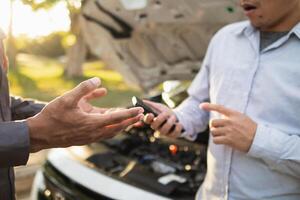 Techniker von Bedienung Center prüfen und helfen Kunden Autos Das sind haben Probleme während Reisen bauen Vertrauen im Kunden Wer wählen Kaufen Auto von Bedienung Center und erhalten Hilfe schnell foto